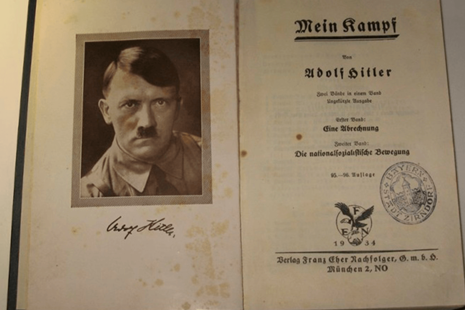 Издание «Майн Кампф» в 1933 году принесло Гитлеру 1 миллион 232 тысячи рейхсмарок.