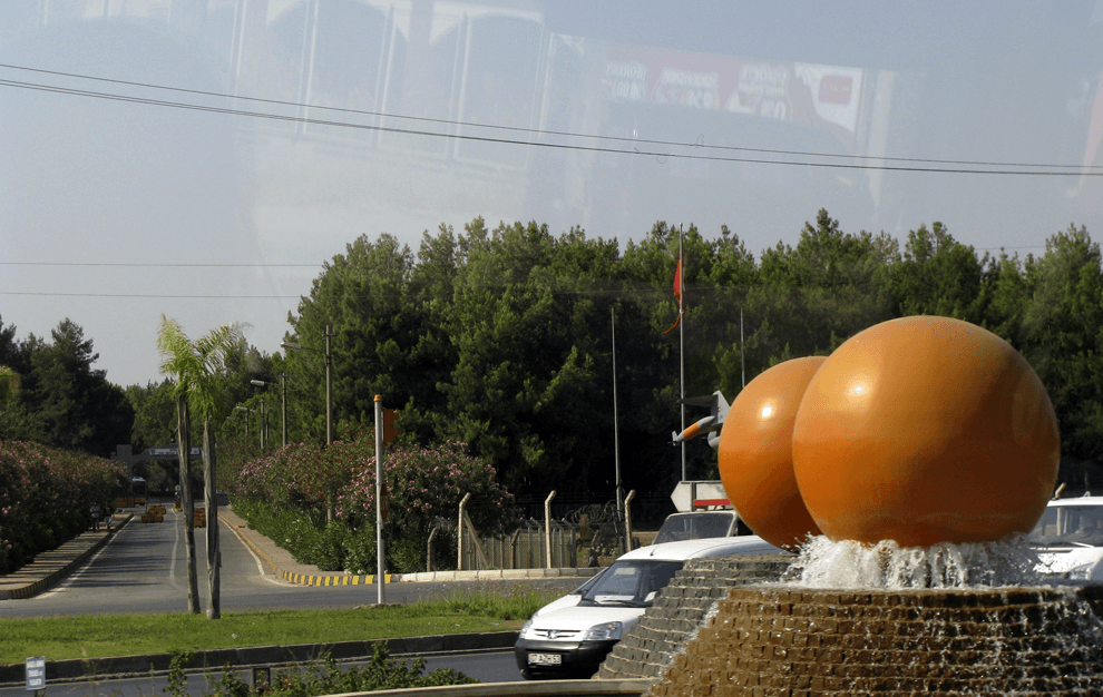 Апельсиновые фонтаны можно увидеть в центральной части города и на самых крупных транспортных развязках.