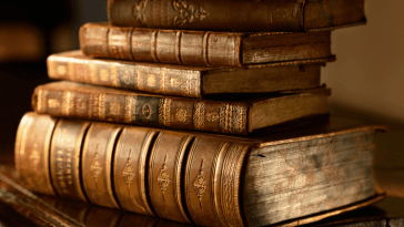 Почему у старых книг особый запах?