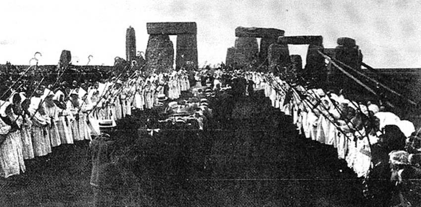Ритуал массового посвящения 1905 года, проведенный Древним Орденом Друидов в Стоунхендже.
