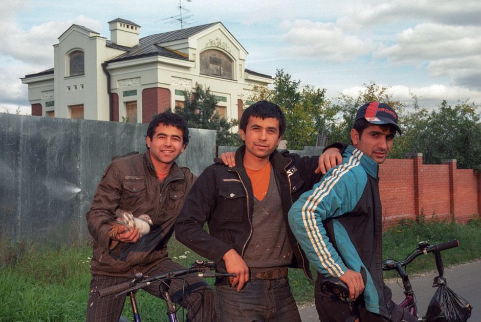 «Русская элита»: фотограф документирует жизнь богатых и бедных в престижном жилом районе Рублевка