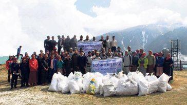 Непальская армия вывезла две тонны мусора с горы Эверест