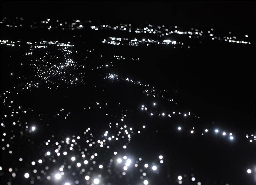 Эта захватывающая инсталляция воссоздает ночной вид на Землю из космоса