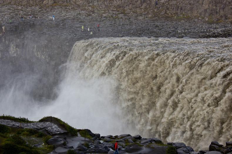 Большой водопад в европе. Водопад Деттифосс Исландия. Водопад Деттифосс Прометей. Деттифосс — самый мощный водопад Европы. Водопад Деттифосс Исландия фото.