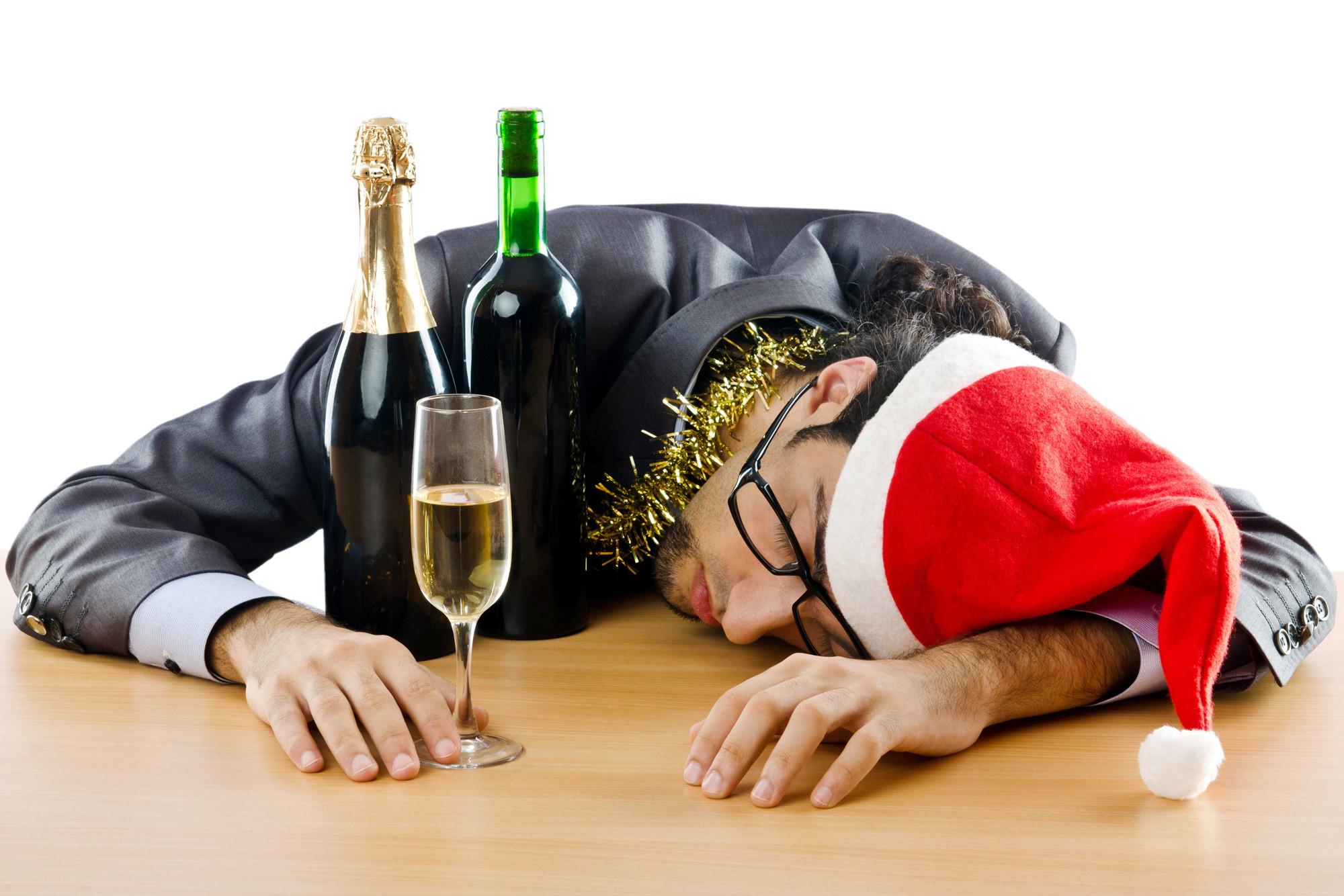 Устала праздников. Новый год алкоголь. Новогодняя пьянка. Новогоднее застолье с алкоголем. Похмелье новый год.