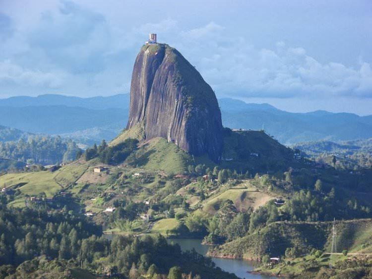 Эль-Пеньон-де-Гуатапе, скала в Колумбии