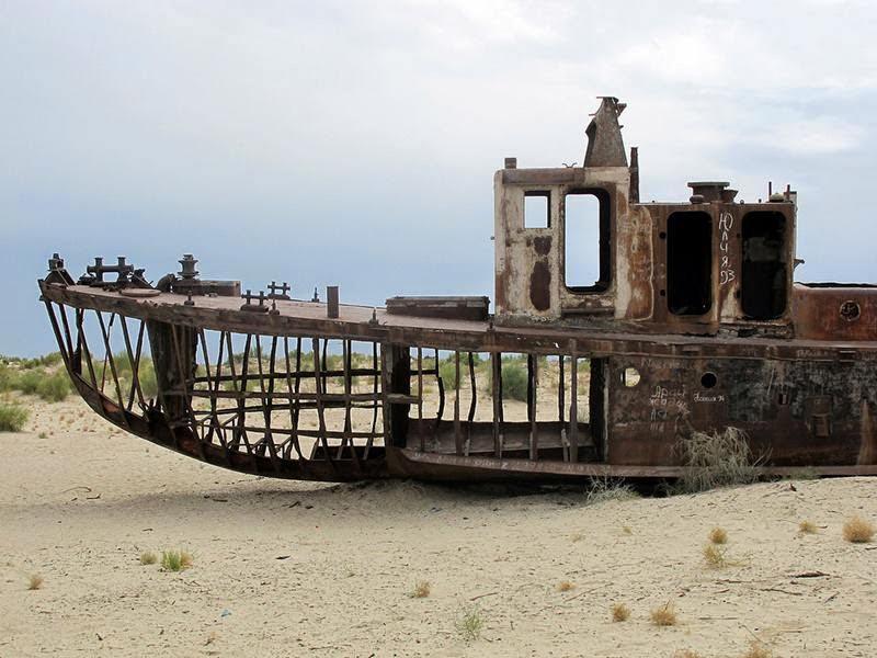 Кладбище кораблей в Муйнаке на Аральском море