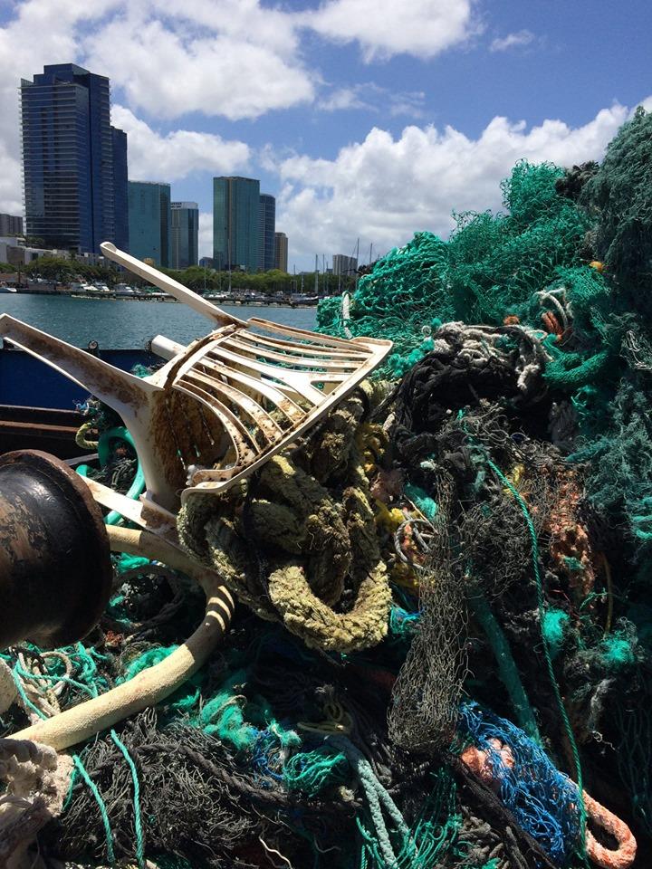 Экологи собрали 40 тонн мусора из небольшого участка Тихого океана