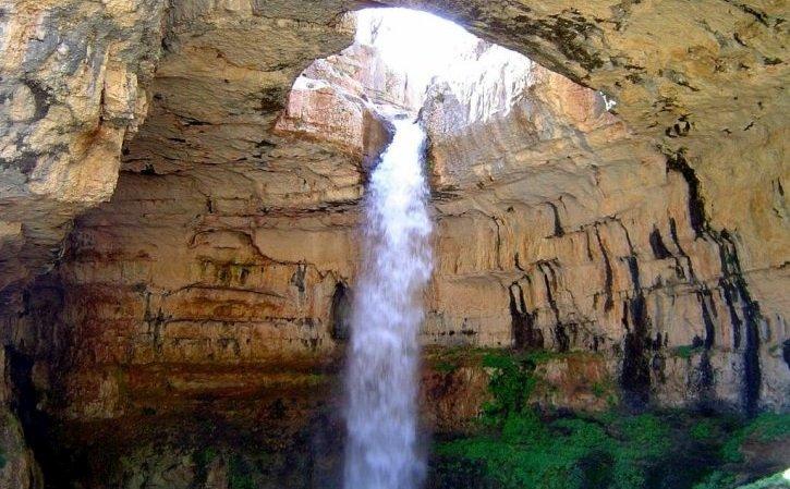 Водопад Баатара в Ливане превращается в ... пещеру Трёх мостов