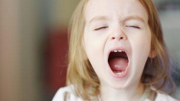 Почему у ребенка пахнет изо рта? Причины