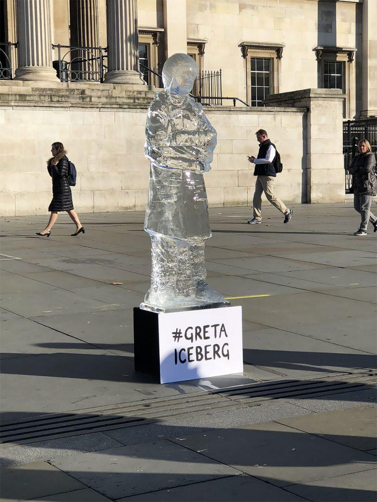 На Трафальгарской площади установили ​ледяную статую Греты Тунберг