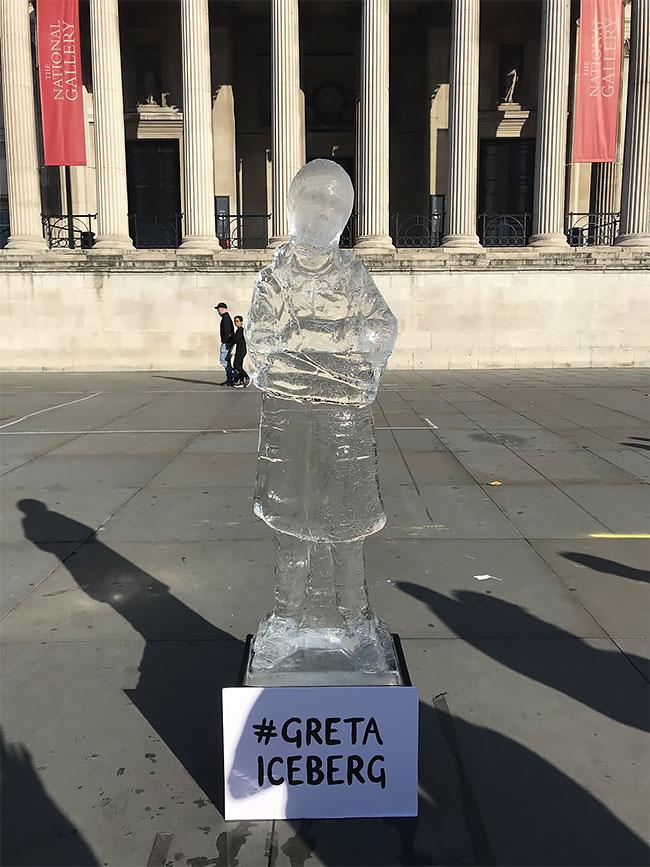 На Трафальгарской площади установили ​ледяную статую Греты Тунберг