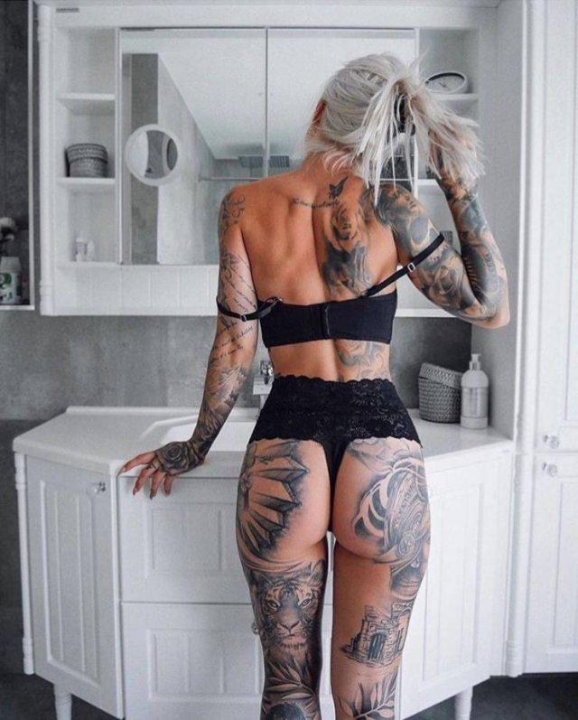 Офигенные девушки с татуировками (54 фото)