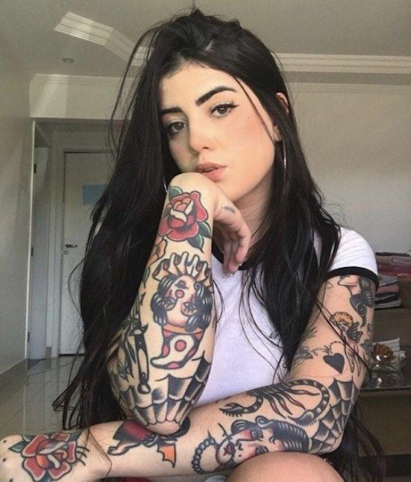 Красивые татуированные девушки (58 фото)