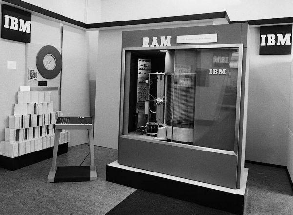 IBM 305 ramac  - первый компьютер с жестким диском