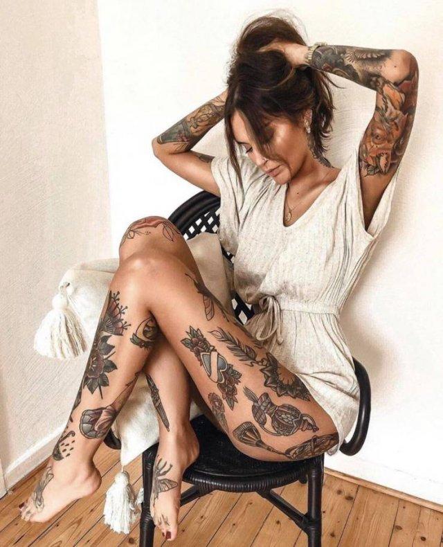 Красивые и привлекательные татуированные девушки (56 фото)