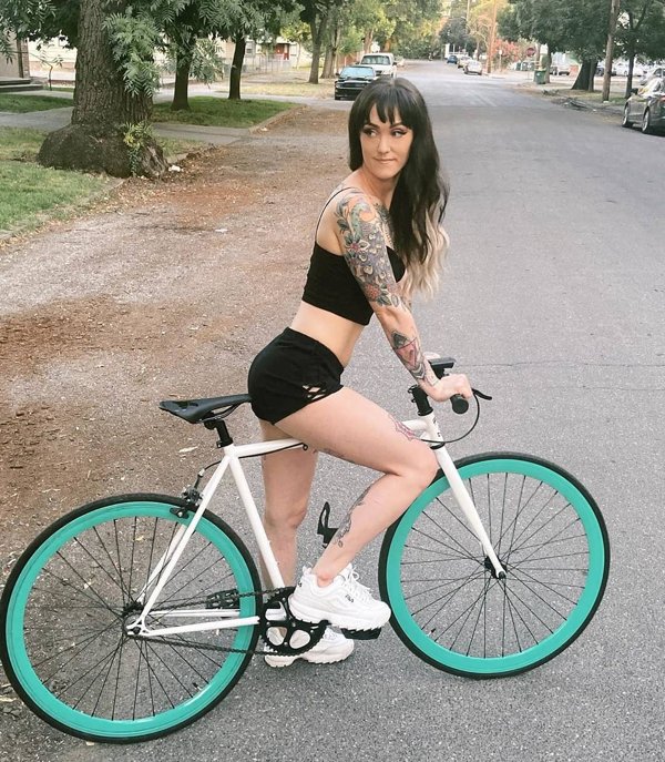 Сексуальные девушки на велосипедах (33 фото)