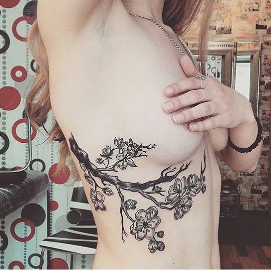 Красивые девушки с татуировками на груди (33 фото)