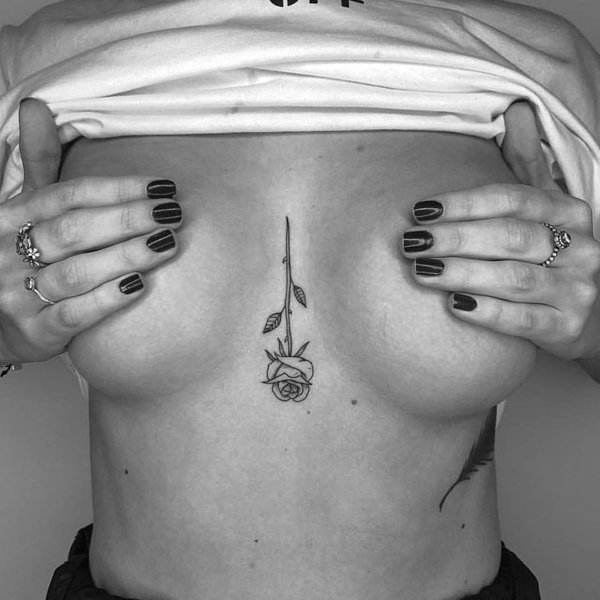 Красивые девушки с татуировками на груди (33 фото)