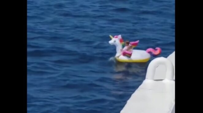 Экипаж парома спас 3-летнюю девочку, дрейфующую на надувном единороге