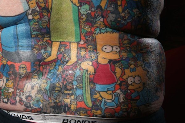 На спине фаната Симпсонов татуировка с более чем 200 персонажами мультсериала