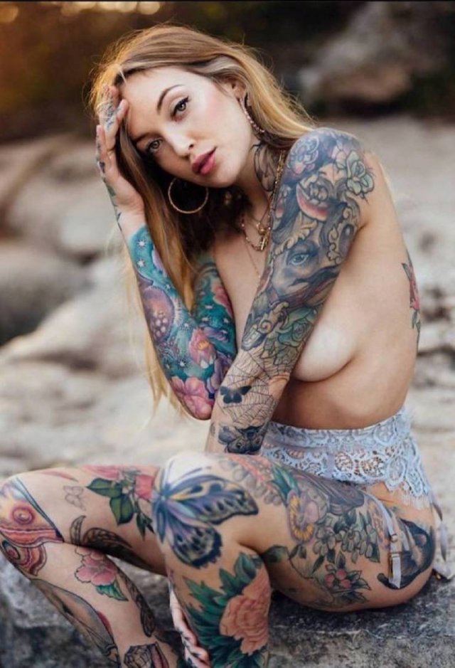 Привлекательные девушки с татуировками (51 фото)