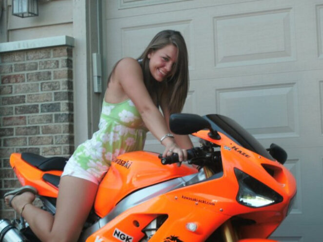 Быстрые мотоциклы и горячие девушки (25 фото)