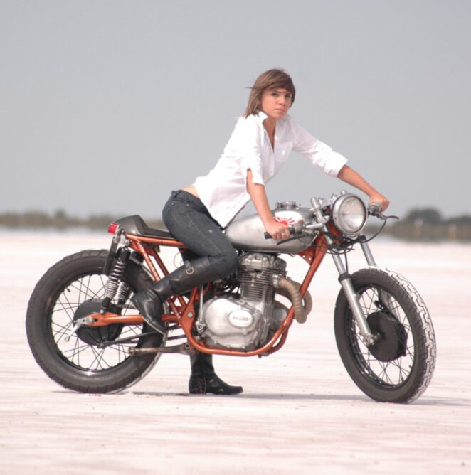 Быстрые мотоциклы и горячие девушки (25 фото)