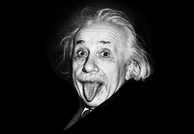 Почему Эйнштейн показывает язык на фото? История знаменитого кадра