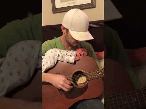 Трогательное видео, где отец поет колыбельную для своей маленькой дочери, уже покорило весь мир