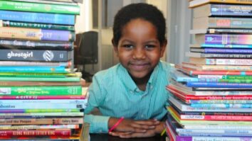 Шестилетний ребенок создал библиотеку для беспризорных детей