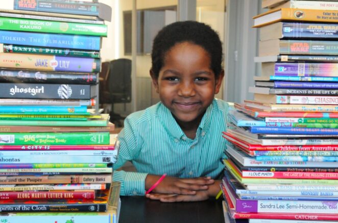 Шестилетний ребенок создал библиотеку для беспризорных детей
