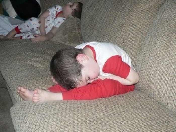 20 доказательств, что ребенок может заснуть где угодно :)