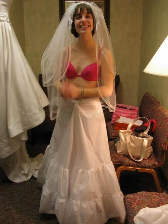 Засветы невест: Что находится под свадебным платьем