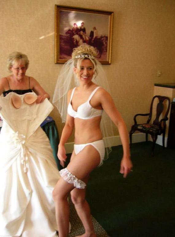 Засветы невест: Что находится под свадебным платьем