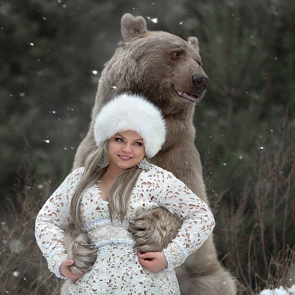 Русский бурый медведь, которого вырастили люди, начал свою модельную карьеру!