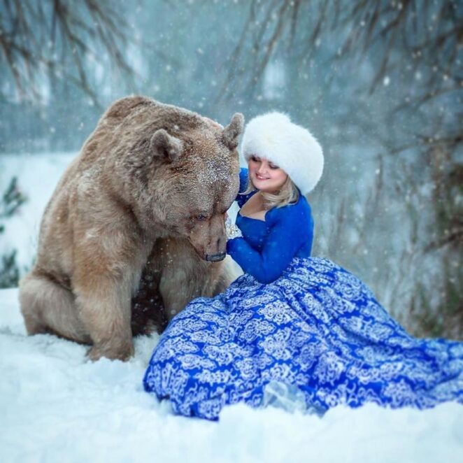 Русский бурый медведь, которого вырастили люди, начал свою модельную карьеру!