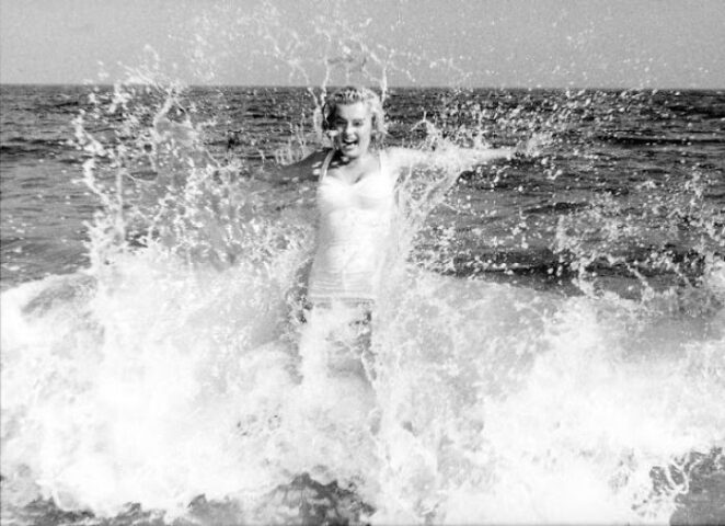 Самая знаменитая фотосессия Мэрилин Монро на пляже в 1957 году!